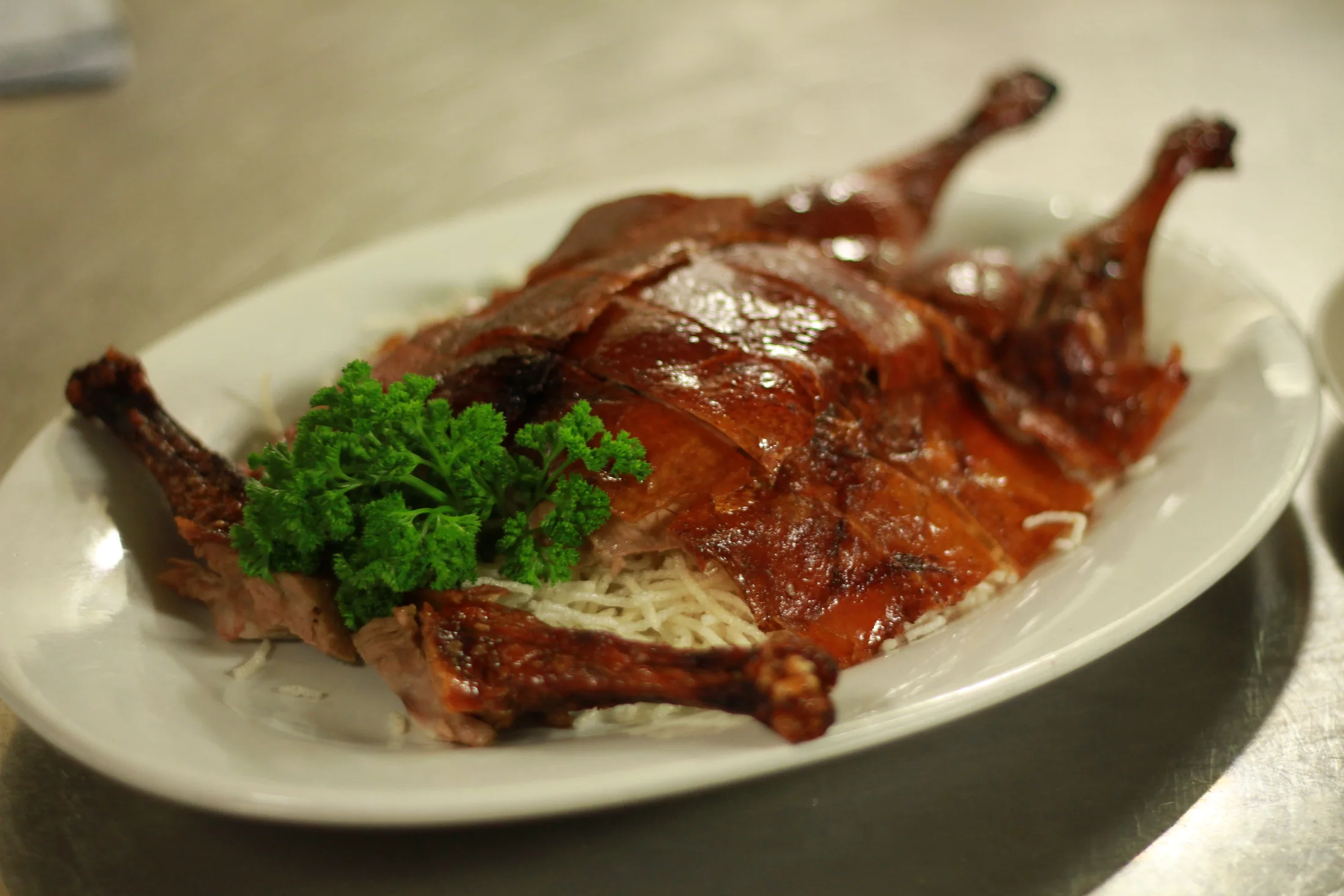 Canard rôti préparé par le restaurant