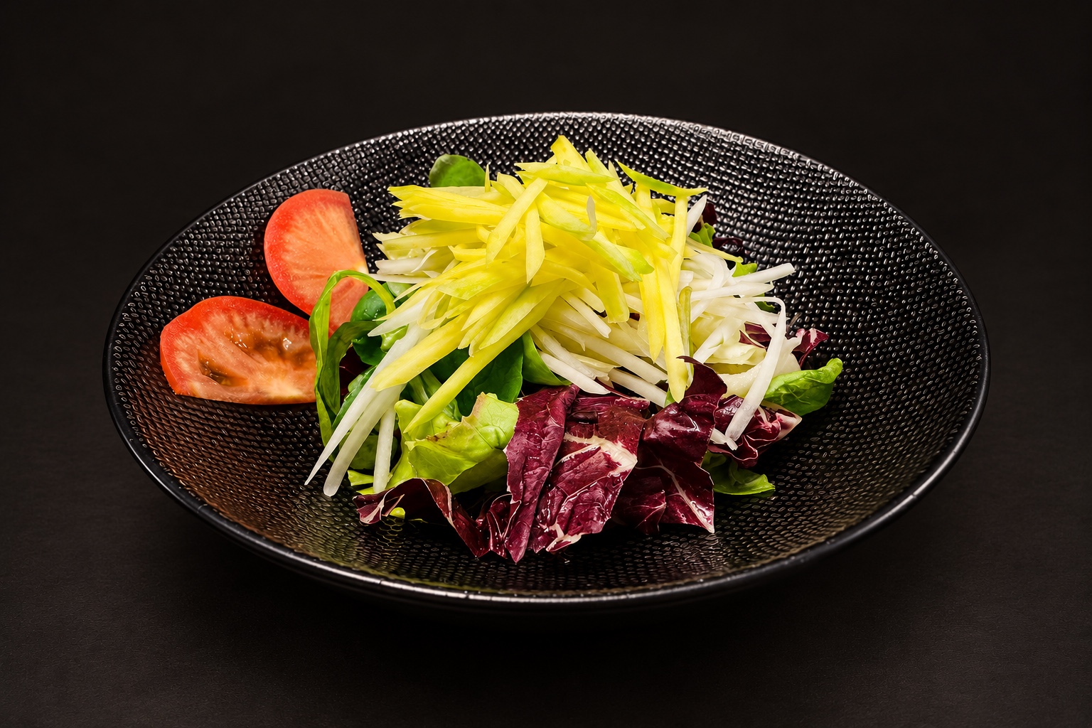 Salade dans le bol noir original