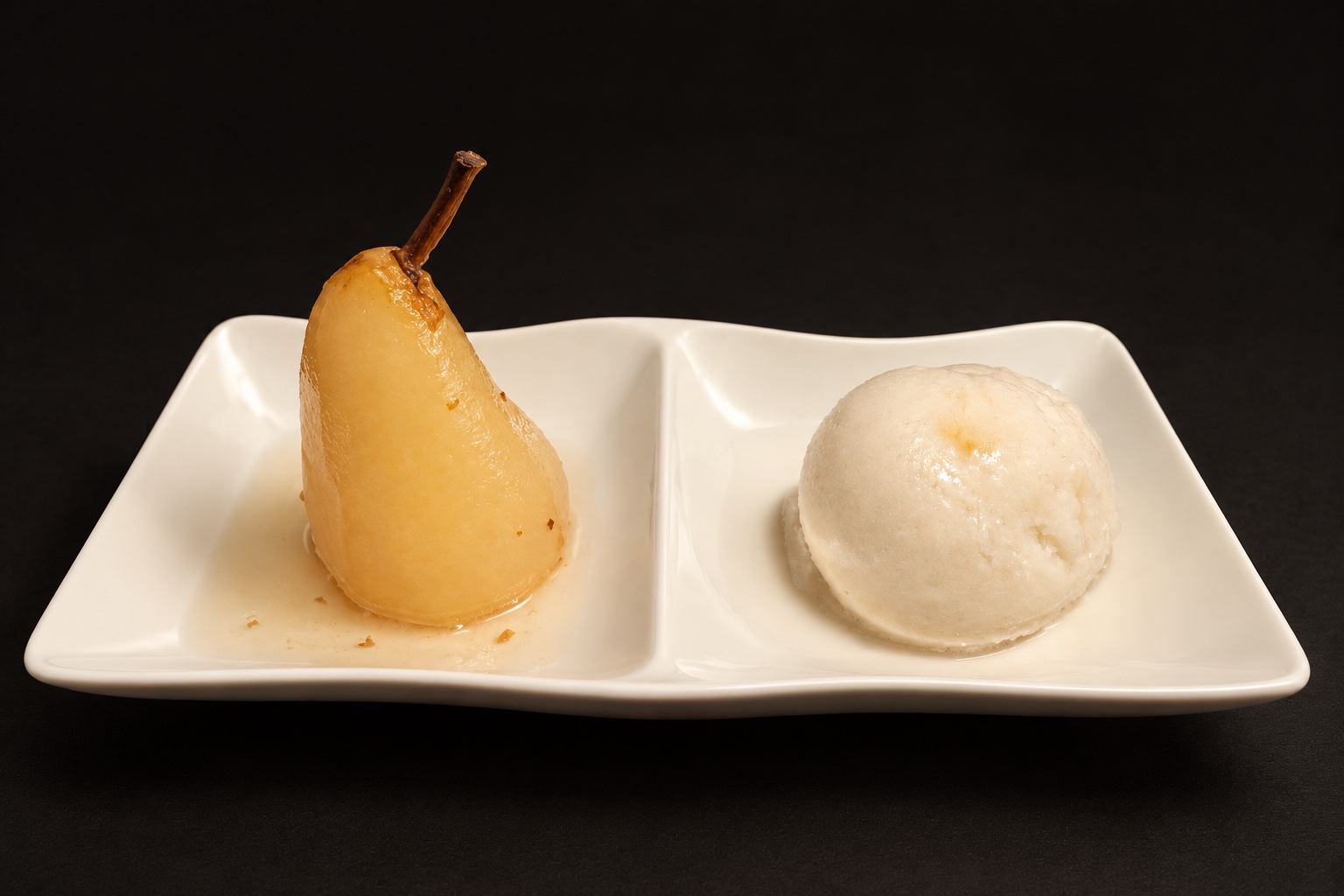Poire chaude et sorbet poire sur leur assiette blanche