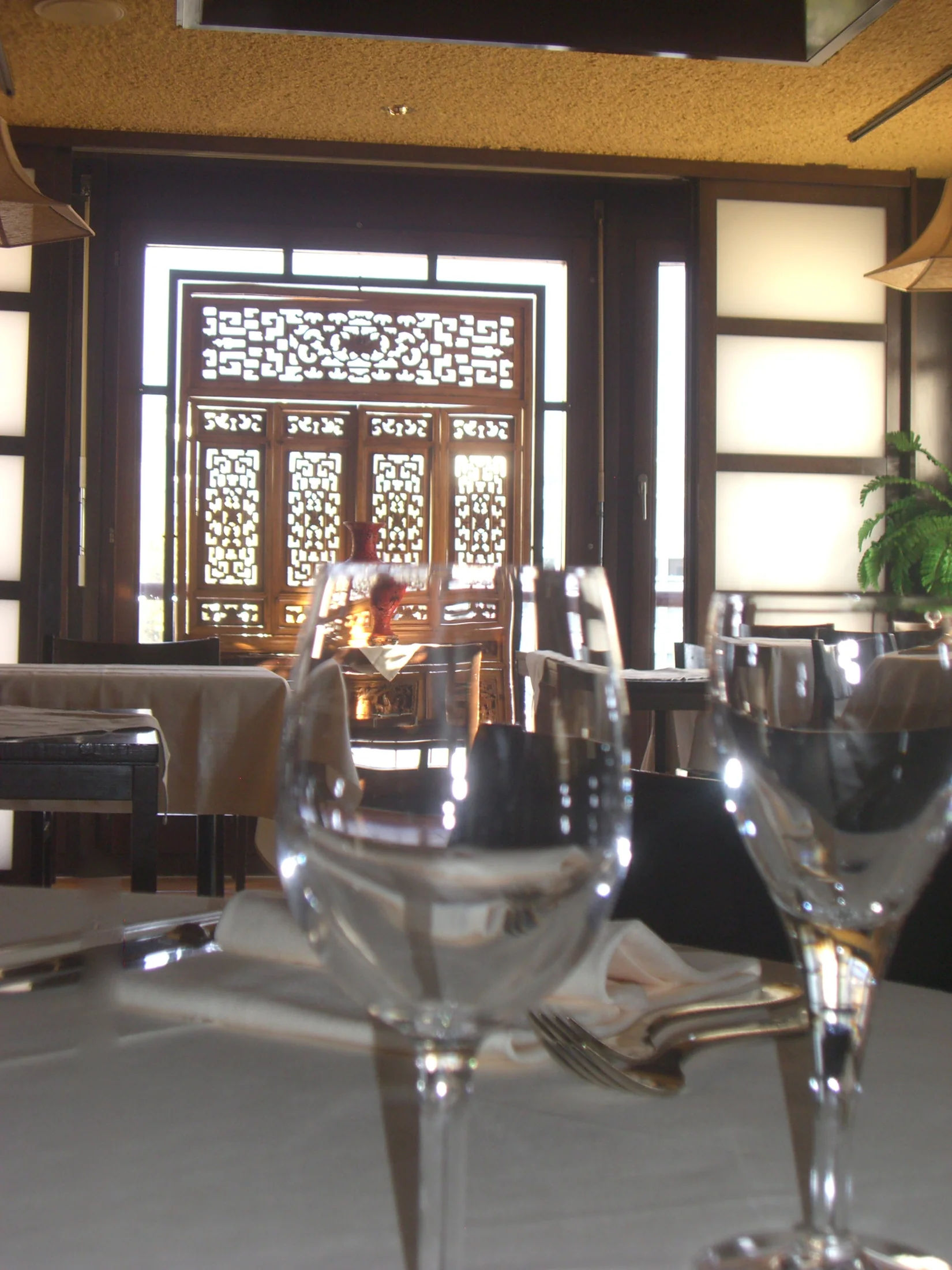 Verres dressés dans la salle